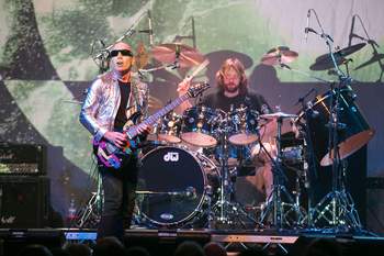In Action: Marco verbringt einen Großteil des Jahres auf Tour, hier mit dem US-Gitarristen Joe Satriani. © Getty Images