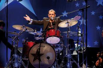 Ringo Starr auf der Bühne bei einem Konzert seiner All Star Band. © Getty Images