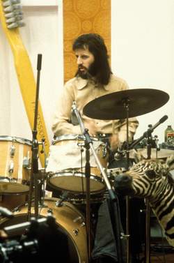 Ringo Starr an seinem Drumset in den 1970er Jahren. © Getty Images 