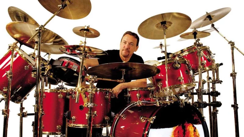 Neil Peart mit dem Drumset, das er während der „Vapor Trails“-Tournee spielte 