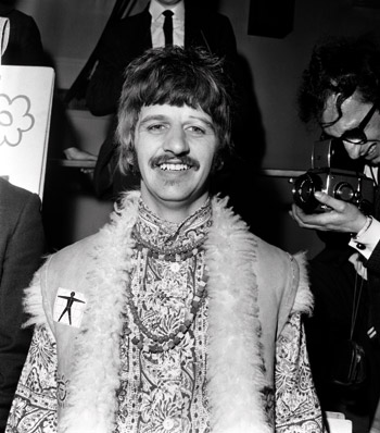 Ringo lächelnd. Der Beatle hinter den Drums musste jedoch einige Seitenhiebe seiner Bandkollegen verkraften. © Getty Images 