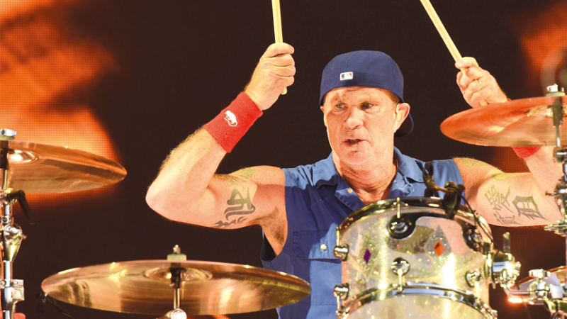 Immer feste druff: Chad Smith ist für seine kraftvolle Spielweise bei den Red Hot Chili Peppers bekannt. Mit Journalisten geht der Schlagzeuger oft ebenso wenig zimperlich um. (© Getty)