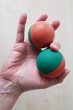 Übung 3: Geschicklichkeitsübungen helfen beim Aufwärmen: Lasst einfach zwei Bälle in der Hand kreisen. © Maik Rotthaus 