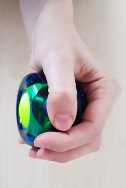 Übung 4: Den Powerball könnt ihr nutzen, um eure Schulter-, Unterarm- und Handmuskulatur aufzuwärmen. © Maik Rotthaus 