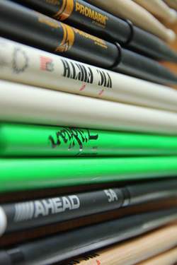 Qual der Wahl: Drumsticks werden heute in den unterschiedlichsten Stärken, Materialien und Looks angeboten. © Philipp Lage 