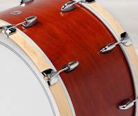 Elegantes Gretsch Design: Satin Cherry Red und Bass-Drum-Hoops im natural Finish. © Gretsch
