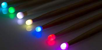 Die illuminierten Drumstick-Spitzen sind auf dunklen Bühnen einige Hundert Meter weit zu sehen. © Magic Sticks