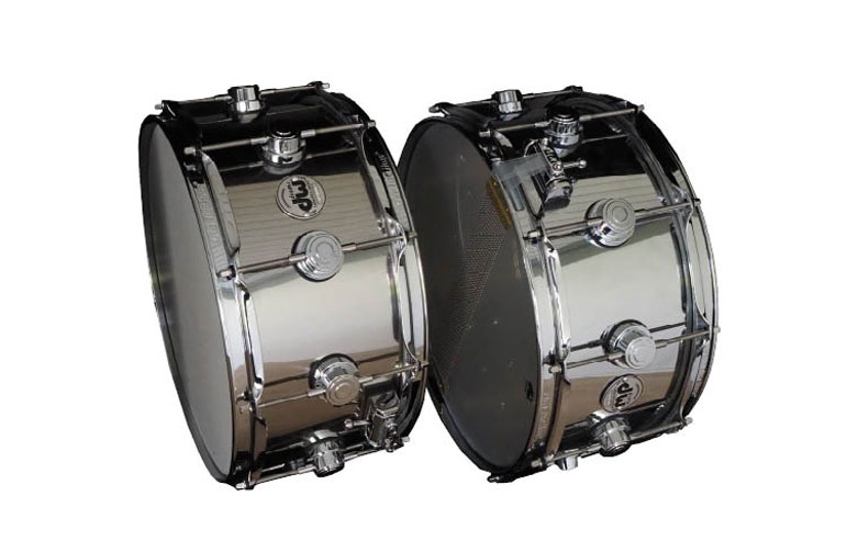 Stahl ist nicht gleich Stahl: die Solid Steel und die Stainless Steel Snare von DW Drums im Vergleich. © DW