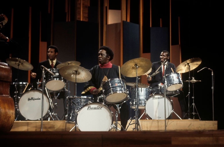 Ikonen des Jazz-Drummings: Art Blakey (Mitte) zusammen mit Max Roach (links) und Elvin Jones (rechts). © Getty Images